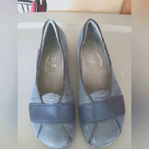 NAOT FLATS EURO SIZE 40